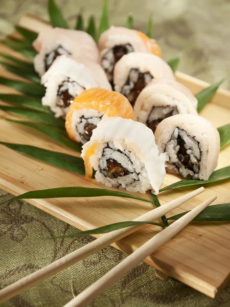 Sushi rolki na drewnianej desce — Zdjęcie stockowe