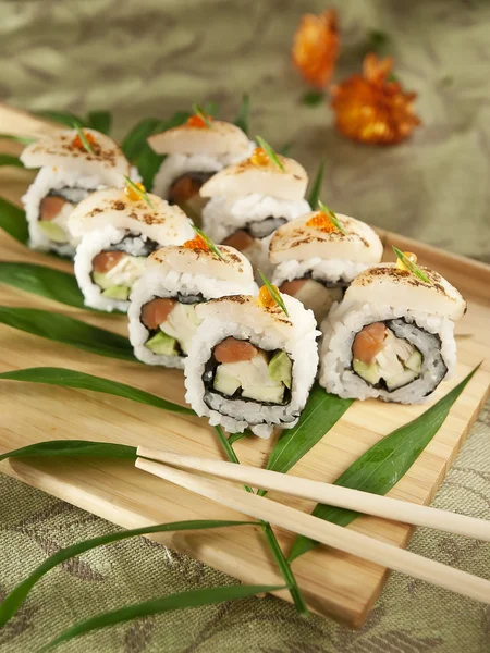 Sushi rolt op een houten bord — Stockfoto