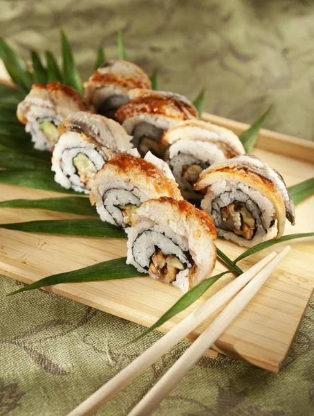 Rollos de sushi en una tabla de madera —  Fotos de Stock