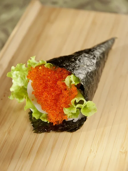 Japanse keuken in het restaurant temaki op houten bord — Stockfoto