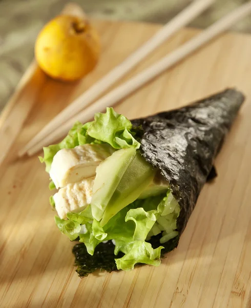 Japanska rätter i restaurangen temaki på träskiva — Stockfoto