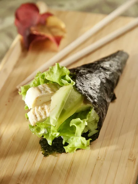 Japanska rätter i restaurangen temaki på träskiva — Stockfoto