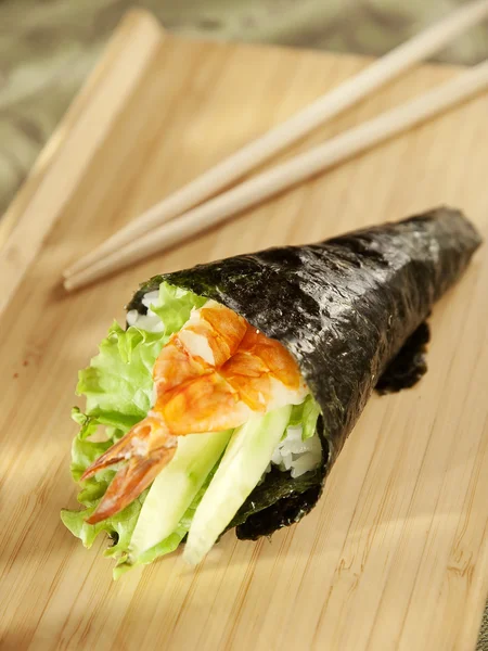 Cocina japonesa en el restaurante temaki sobre tabla de madera —  Fotos de Stock