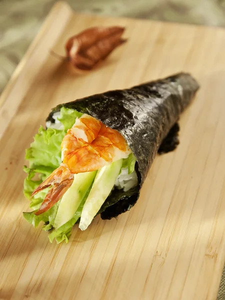 Japanische Küche im Restaurant temaki auf Holzbrett — Stockfoto