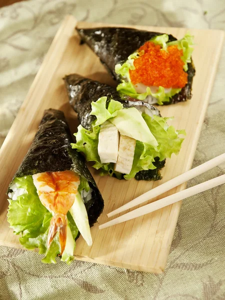 Japanska rätter i restaurangen temaki på träskiva — Stockfoto