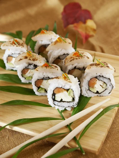 Composición decorativa con sushi, mariscos japoneses —  Fotos de Stock