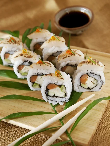 Composición decorativa con sushi, mariscos japoneses — Foto de Stock
