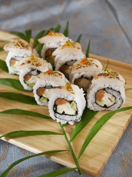 Composição decorativa com sushi, frutos do mar japoneses — Fotografia de Stock