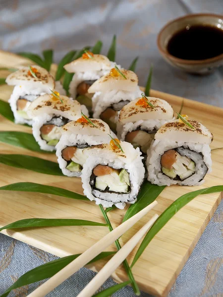 Decoratieve samenstelling met sushi, Japanse zeevruchten — Stockfoto