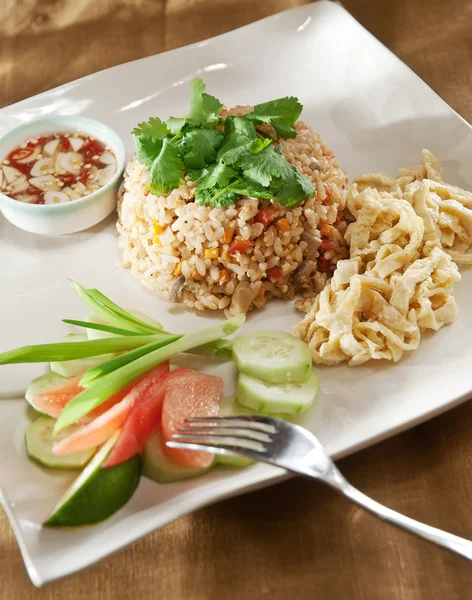 Makanan tradisional Thailand yang lezat: nasi goreng dengan sayuran — Stok Foto