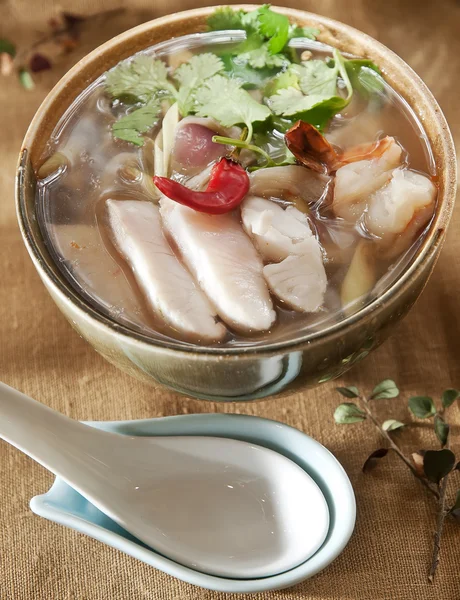 Tom Yum Goong ou sopa de tom yum picante com camarão — Fotografia de Stock