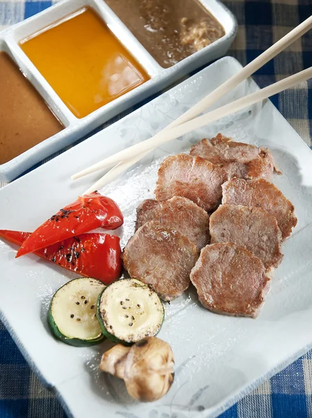 Kızarmış, Çin Mutfağı, sığır eti ve biber ilave edin — Stok fotoğraf