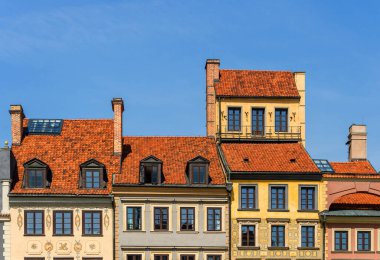 Atlar ve at arabalarıyla süslü fresklerin, kuşlarla süslü dekoratif panellerin ve bir çatı altında klasik dikdörtgen pencerelerin yer aldığı tarihi bir Avrupa binası.