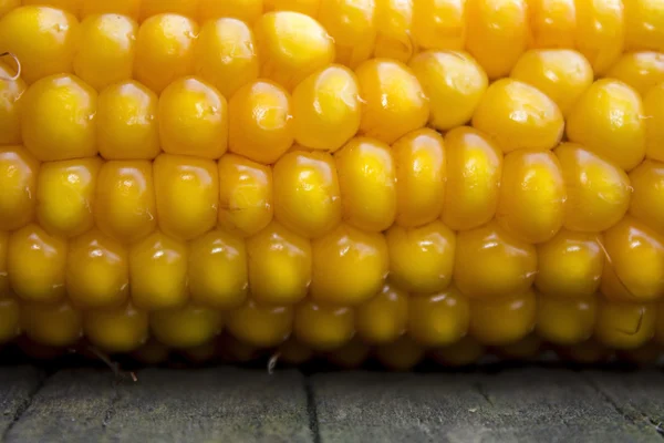 Tahta masada taze mısır.