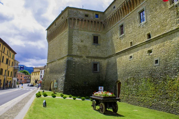 Muralla de un antiguo castillo — Foto de Stock