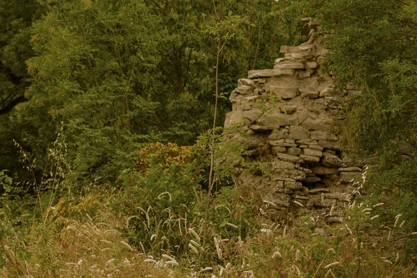 Os restos da antiga muralha de uma aldeia abandonada — Fotografia de Stock