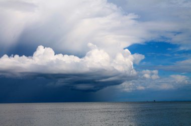 dev bulutların üstünde deniz