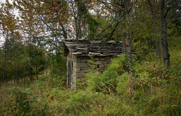 Verlaten huis in de bergen — Stockfoto