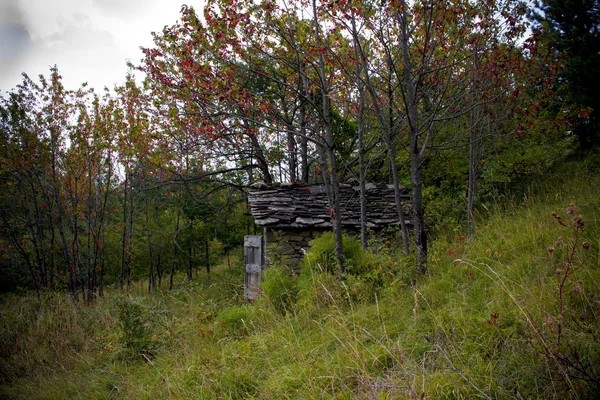 Casa abandonada en la montaña —  Fotos de Stock