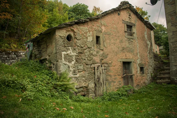 Övergivna hus i bergen — Stockfoto