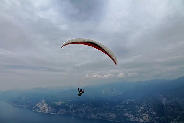 Paracaídas volando en el cielo —  Fotos de Stock