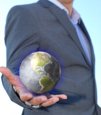 Elinde parlayan bir dünya küre tutan genç işadamı