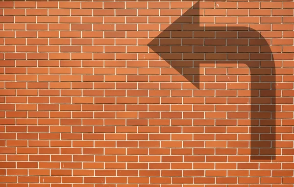 Parede de tijolo vermelho moderno Grunge fundo com seta na parede de tijolo — Fotografia de Stock