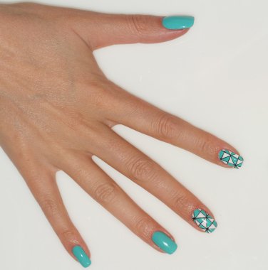 Tasarım çivi. Manikür çivi boya. güzel el ile renkli tırnak sanat tasarım manikür