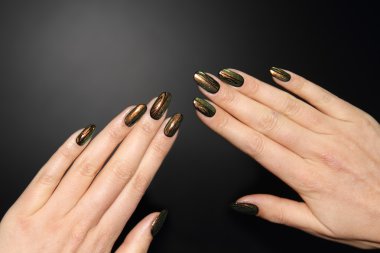 Tasarım çivi. Manikür çivi boya. güzel el ile renkli tırnak sanat tasarım manikür