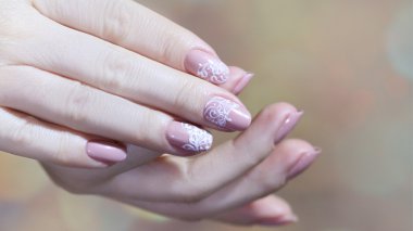 Tasarım çivi. Manikür çivi boya. güzel el ile renkli tırnak sanat tasarım manikür