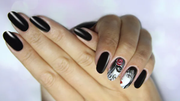 Conception des ongles. Manucure peinture à ongles. belle main féminine avec manucure colorée nail art design — Photo