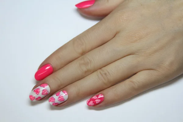 Diseño de uñas. Manicura pintura de uñas. hermosa mano femenina con manicura de diseño de uñas de colores —  Fotos de Stock