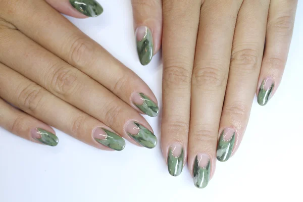 Nagel ontwerp. Manicure nagel verf. mooie vrouwelijke hand met kleurrijke nail art design manicure — Stockfoto