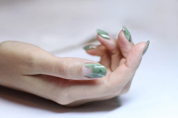ネイル デザイン。マニキュアの爪塗料。カラフルなネイル アート デザインをマニキュアで美しい女性の手 — ストック写真