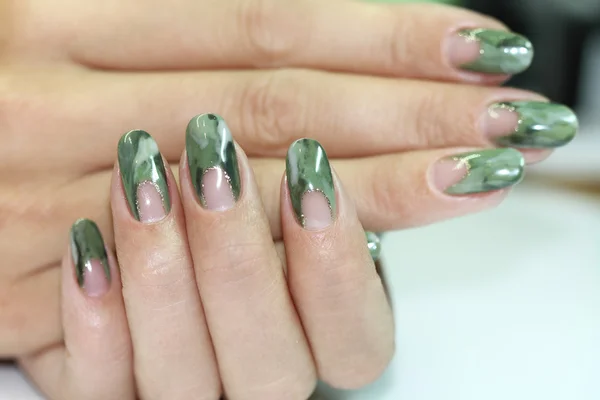 Nail design. Manicure lakier do paznokci. piękne kobiece ręce kolorowych paznokci sztuki projektowania manicure — Zdjęcie stockowe