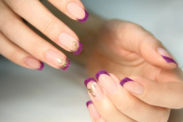 Nail design. Manicure lakier do paznokci. piękne kobiece ręce kolorowych paznokci sztuki projektowania manicure — Zdjęcie stockowe