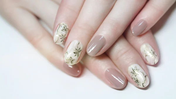 Nagel ontwerp. Manicure nagel verf. mooie vrouwelijke hand met kleurrijke nail art design manicure — Stockfoto