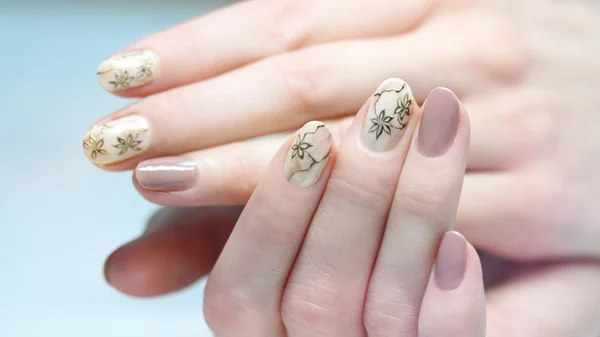 Nail design. Manicure lakier do paznokci. piękne kobiece ręce kolorowych paznokci sztuki projektowania manicure — Zdjęcie stockowe