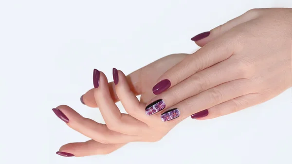 Köröm design. Manikűr köröm festeni. gyönyörű női kéz, színes nail art design manikűr — Stock Fotó