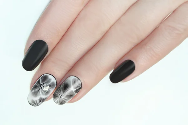 Дизайн ногтей. Маникюр для ногтей. красивая женская рука с красочным маникюром для ногтей — стоковое фото