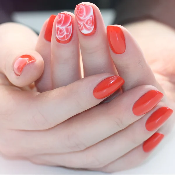 Nagel ontwerp. Manicure nagel verf. mooie vrouwelijke hand met kleurrijke nail art design manicure — Stockfoto