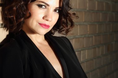 çekici genç bir kadın