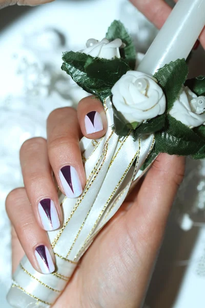 Diseño de uñas. Manicura pintura de uñas. hermosa mano femenina con manicura de diseño de uñas de colores —  Fotos de Stock