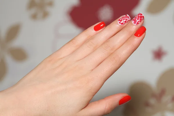 Nagel ontwerp. Manicure nagel verf. mooie vrouwelijke hand met kleurrijke nail art design manicure — Stockfoto