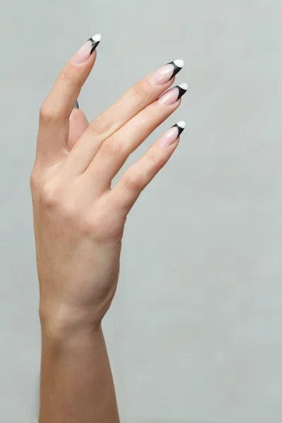 Diseño de uñas. Manicura pintura de uñas. hermosa mano femenina con manicura de diseño de uñas de colores — Foto de Stock