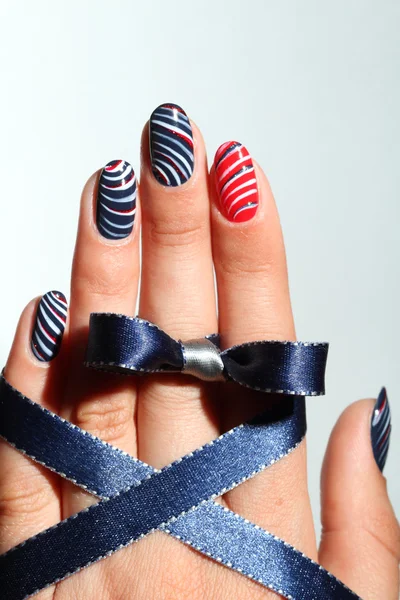 Nail design. Pittura per unghie manicure. bella mano femminile con manicure colorata nail art design — Foto Stock