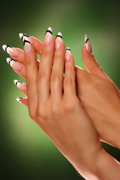 Nail design. Pittura per unghie manicure. bella mano femminile con manicure colorata nail art design — Foto Stock