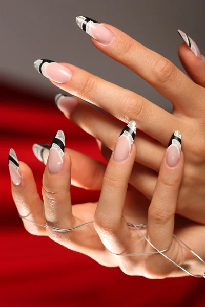 Nageldesign. Maniküre Nagellack. schöne weibliche Hand mit bunten Nail Art Design Maniküre — Stockfoto