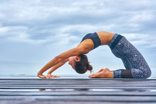 Profesyonel yoga eğitmeni — Stok fotoğraf