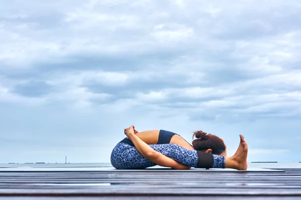 Profesyonel yoga eğitmeni — Stok fotoğraf